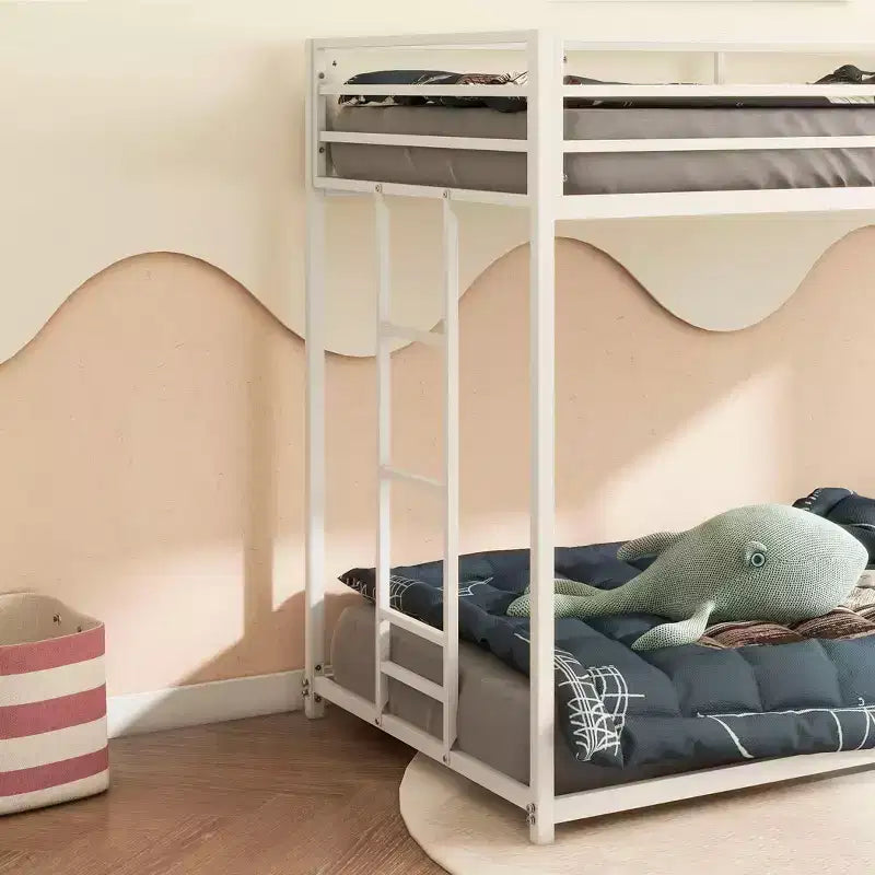 Letto a castello in metallo "Twin-Over-Twin" da 76,69" con scaletta e sponde di protezione, struttura letto per bambini a basso profilo, bianco