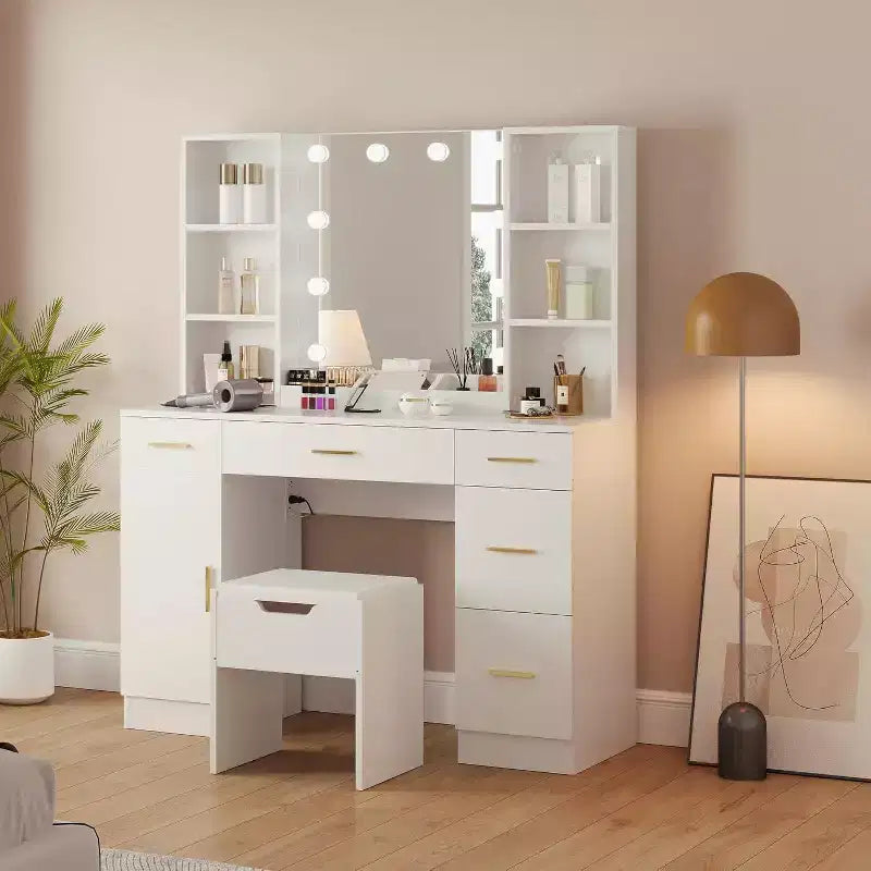Escritorio tocador moderno con espejo y luces, toma de corriente integrada, cajones y armarios, almacenamiento abierto y taburete para el dormitorio