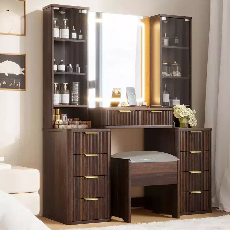 GDFStudio Ina Schminktisch aus Holz im modernen Mid-Century-Stil mit Hocker, beleuchtetem Spiegel, zwei Glastüren, 10 Schubladen und Ladestation