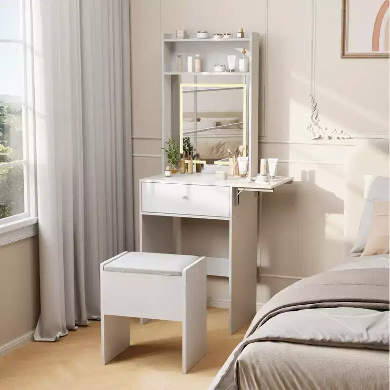 Toeletta GustoWave bianca con grande specchio, piccolo tavolo da trucco con pannello ribaltabile, sedia contenitore e ripiani aperti per camera da letto