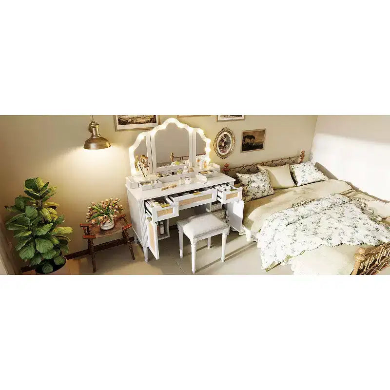 44.37-inch moderne make-uptafel met driedelige spiegel en verlichting, 5 laden en 2 kasten, laadstation met Type-C en open planken voor slaapkamer