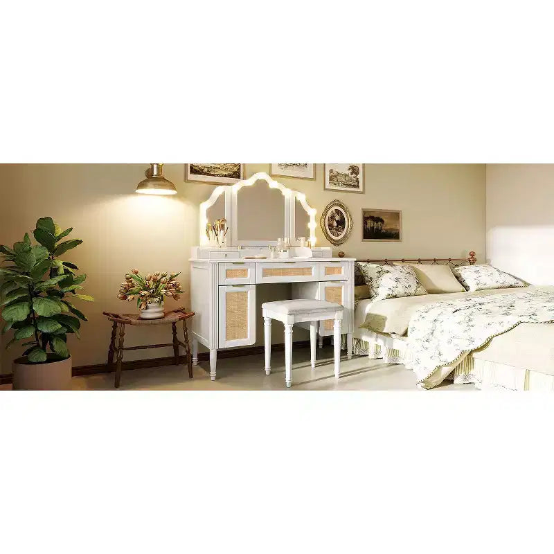 44.37-inch moderne make-uptafel met driedelige spiegel en verlichting, 5 laden en 2 kasten, laadstation met Type-C en open planken voor slaapkamer