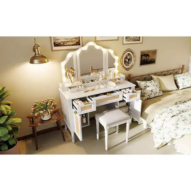 44.37-inch moderne make-uptafel met driedelige spiegel en verlichting, 5 laden en 2 kasten, laadstation met Type-C en open planken voor slaapkamer