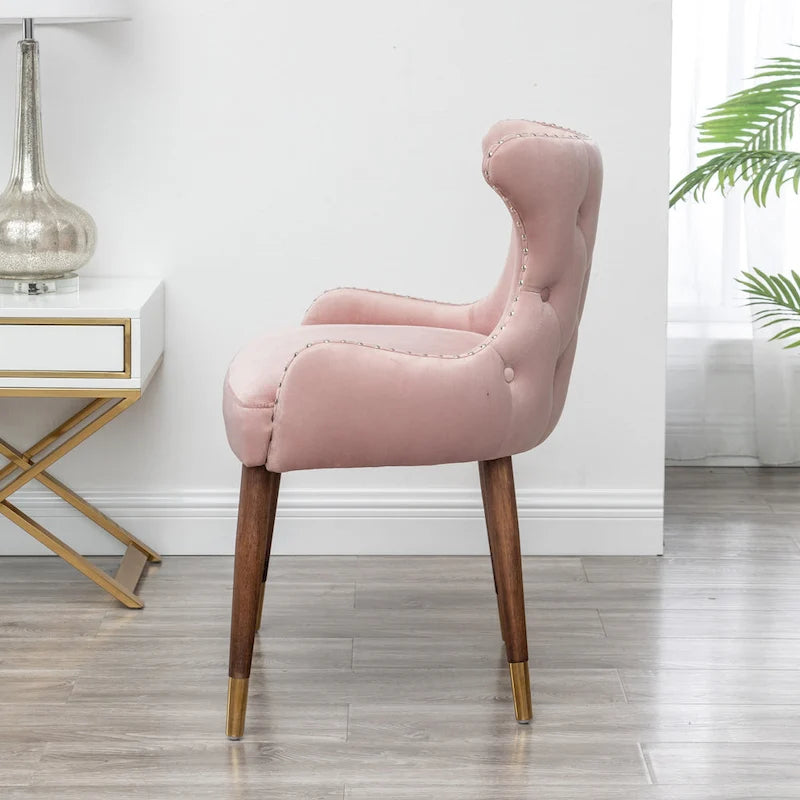 Poltrona d'accento moderna rosa 23 in poliestere, con gambe in legno massello di gomma, imbottita e con borchie decorative