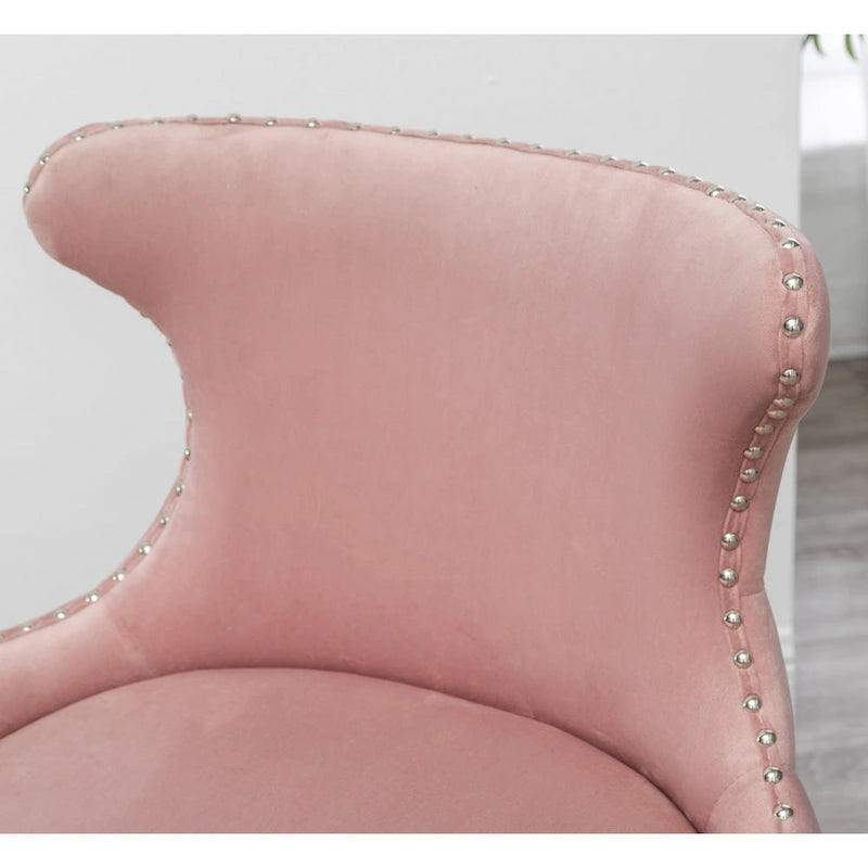 Poltrona d'accento moderna rosa 23 in poliestere, con gambe in legno massello di gomma, imbottita e con borchie decorative