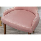 Poltrona d'accento moderna rosa 23 in poliestere, con gambe in legno massello di gomma, imbottita e con borchie decorative