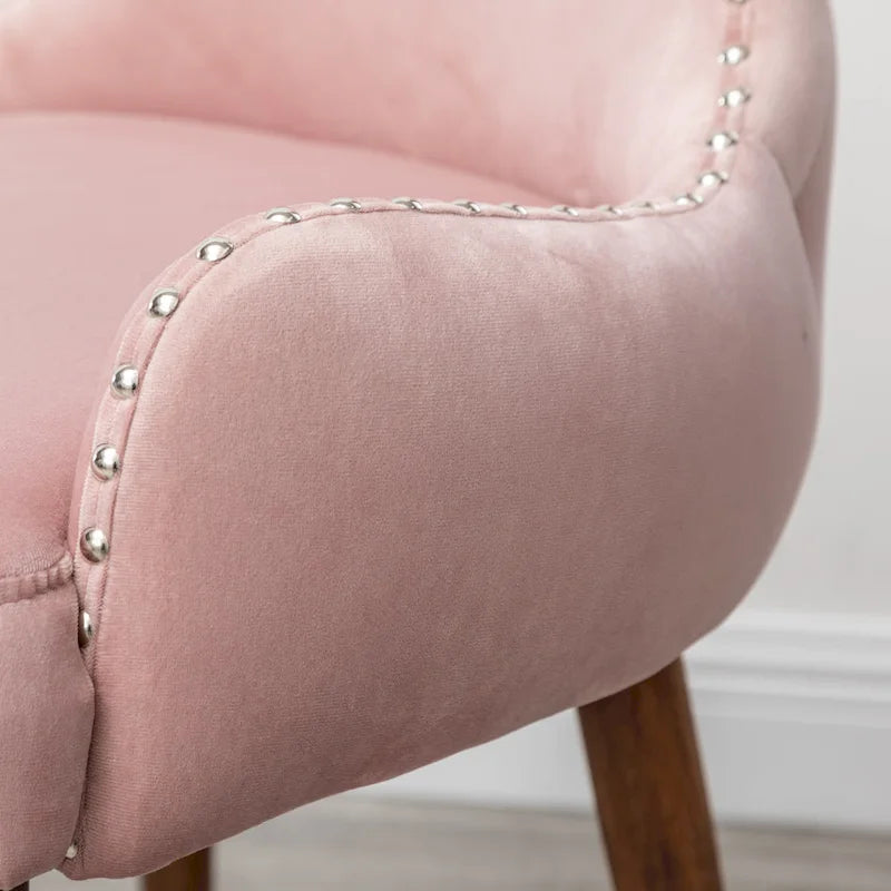 Poltrona d'accento moderna rosa 23 in poliestere, con gambe in legno massello di gomma, imbottita e con borchie decorative