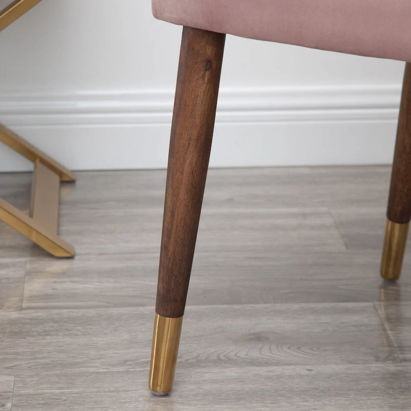 Poltrona d'accento moderna rosa 23 in poliestere, con gambe in legno massello di gomma, imbottita e con borchie decorative