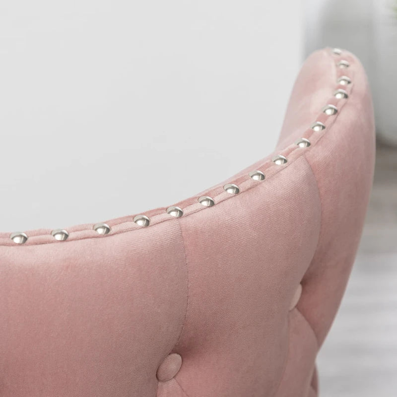 Poltrona d'accento moderna rosa 23 in poliestere, con gambe in legno massello di gomma, imbottita e con borchie decorative