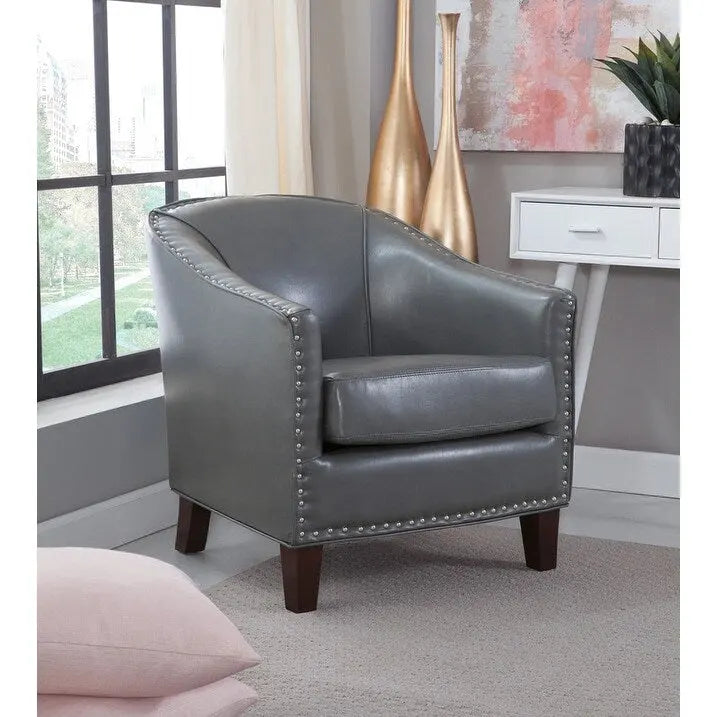 Poltrona decorativa Giles di Grafton Home con bordino di borchie