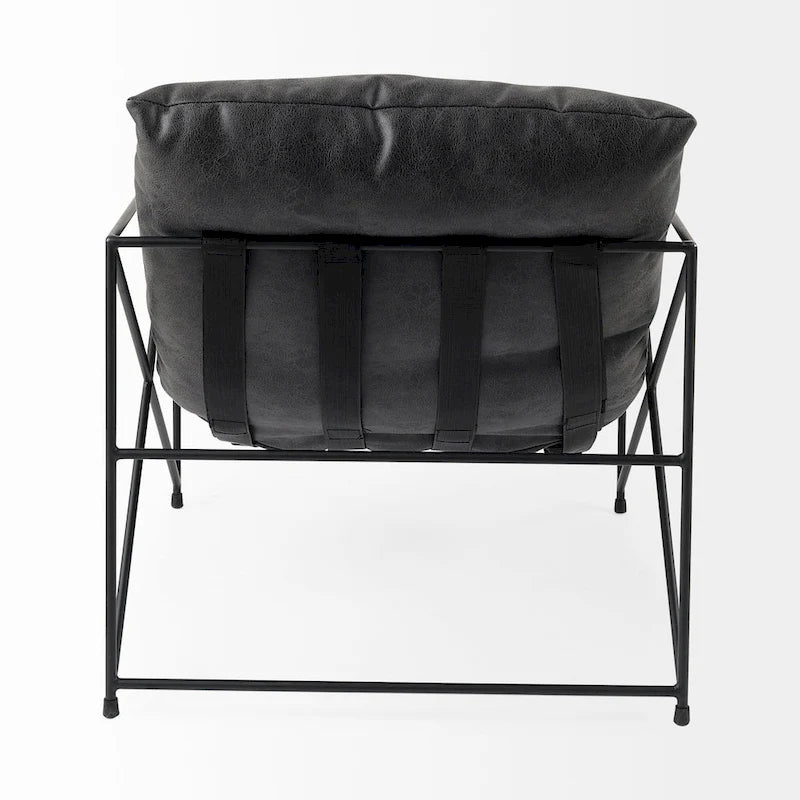 Poltrona d’accento Leonidas in similpelle nera con struttura in metallo nero