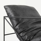 Poltrona d’accento Leonidas in similpelle nera con struttura in metallo nero