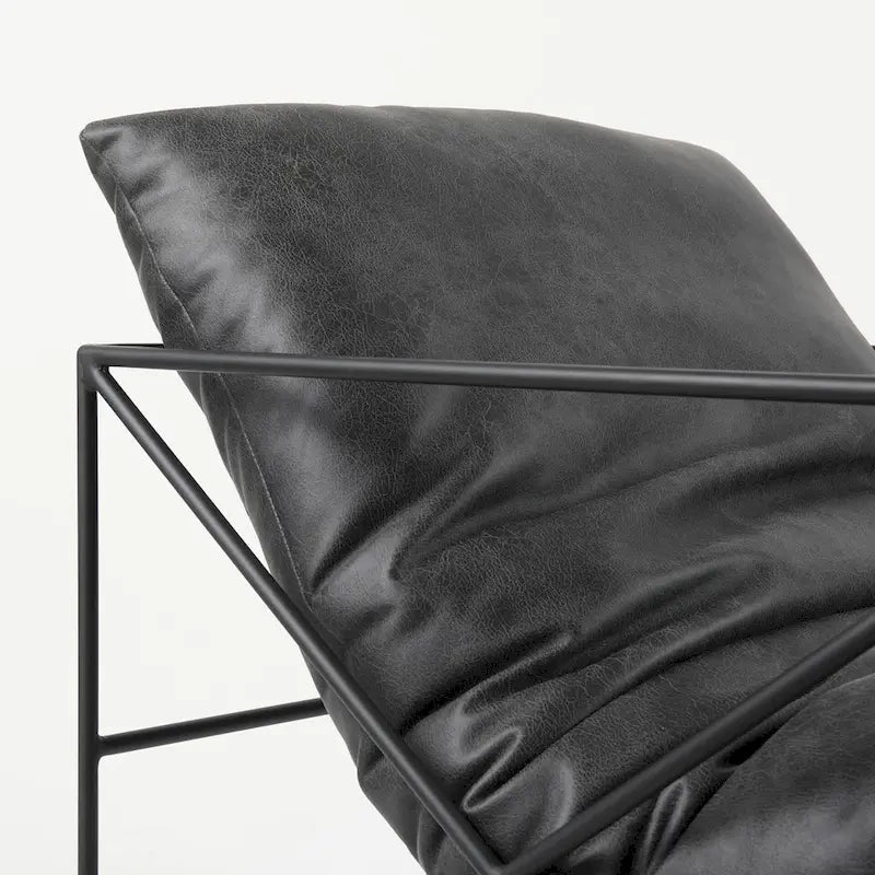 Poltrona d’accento Leonidas in similpelle nera con struttura in metallo nero