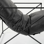 Poltrona d’accento Leonidas in similpelle nera con struttura in metallo nero