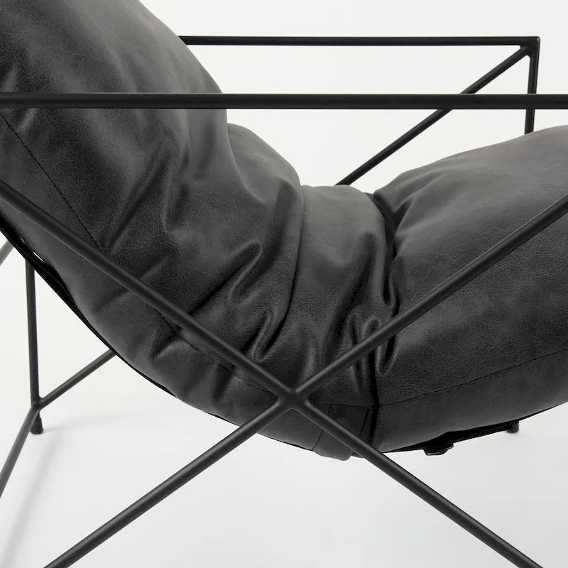 Poltrona d’accento Leonidas in similpelle nera con struttura in metallo nero