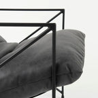 Poltrona d’accento Leonidas in similpelle nera con struttura in metallo nero