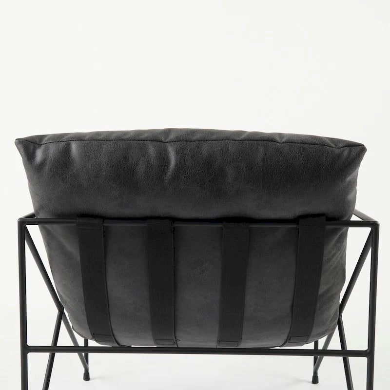 Poltrona d’accento Leonidas in similpelle nera con struttura in metallo nero