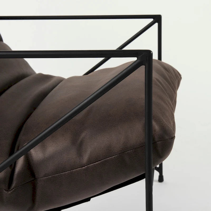 Poltrona d’accento Leonidas in similpelle nera con struttura in metallo nero