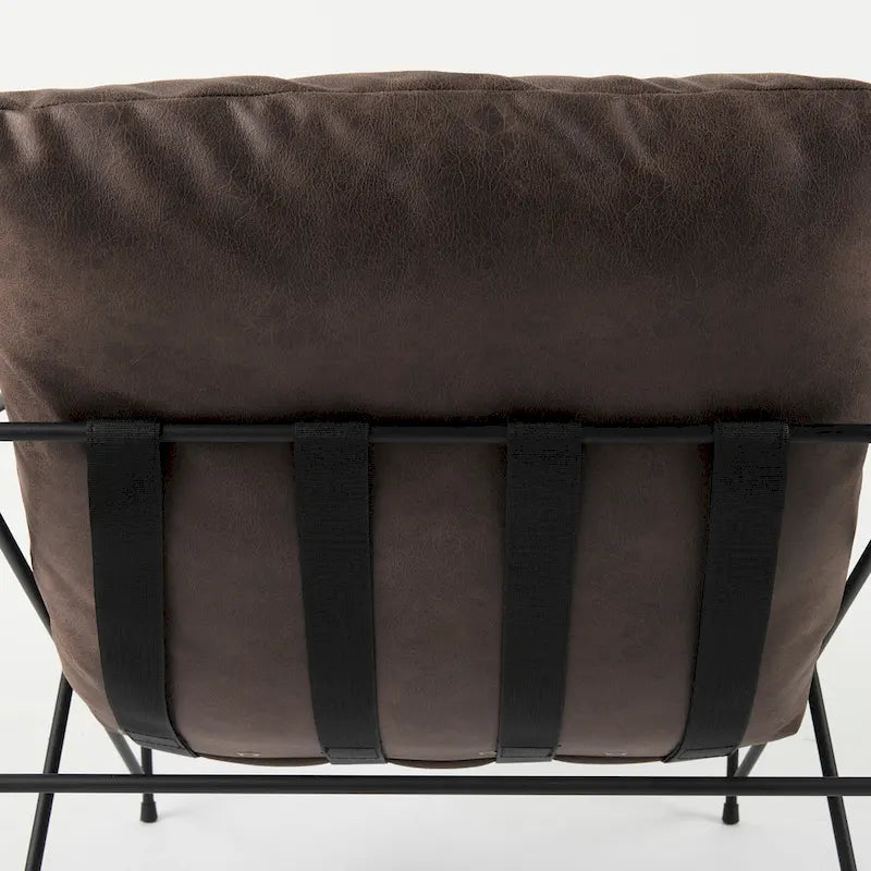 Poltrona d’accento Leonidas in similpelle nera con struttura in metallo nero