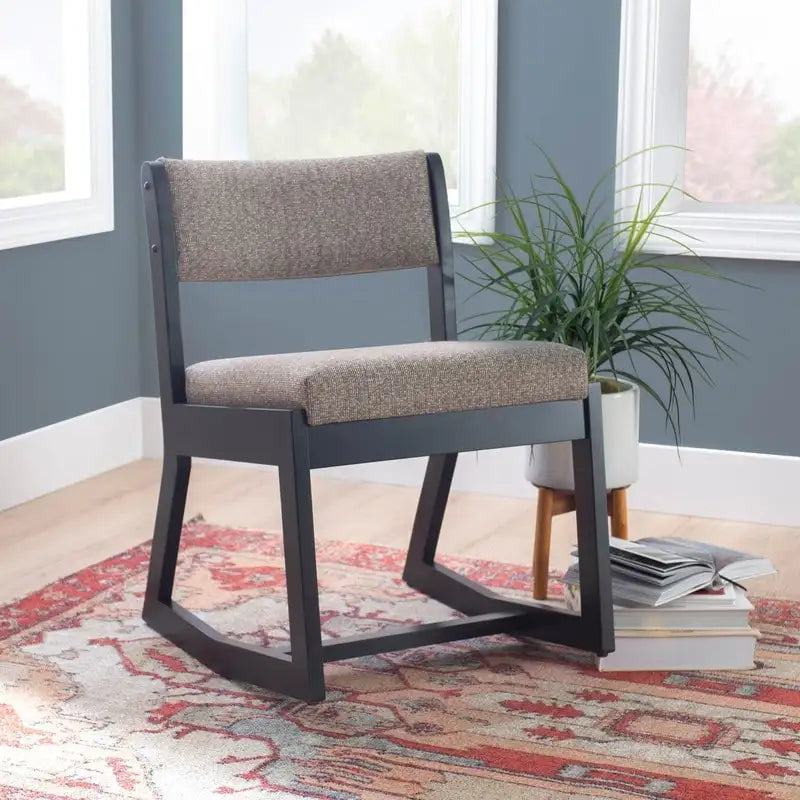 Clyde accentfauteuil van massief hout met zwarte sledebasis