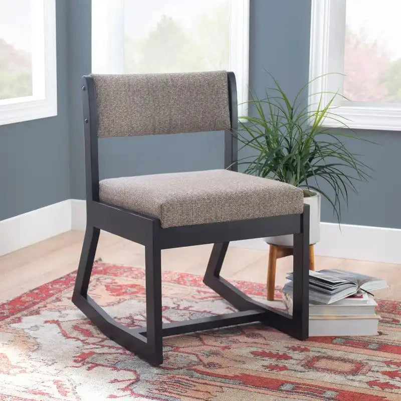 Clyde accentfauteuil van massief hout met zwarte sledebasis
