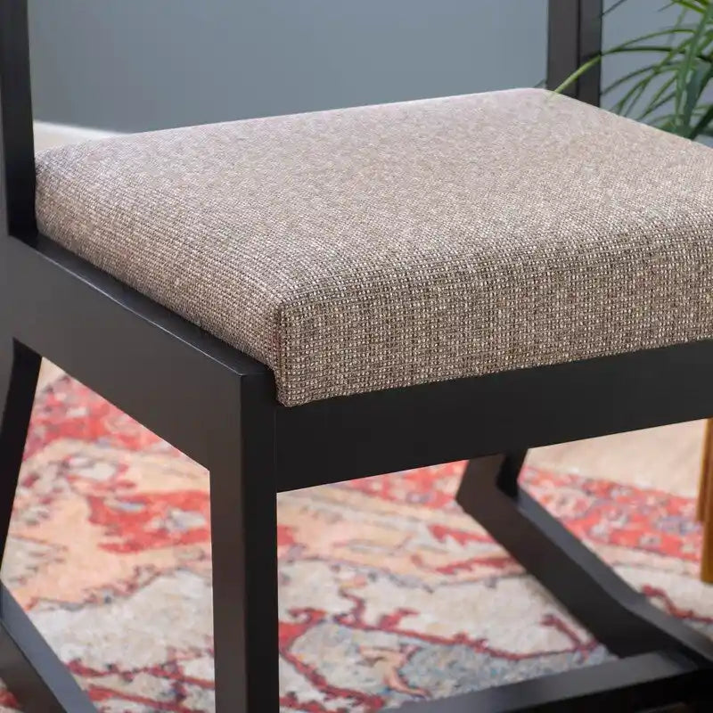 Clyde accentfauteuil van massief hout met zwarte sledebasis