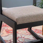 Clyde accentfauteuil van massief hout met zwarte sledebasis