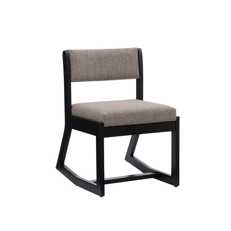 Clyde accentfauteuil van massief hout met zwarte sledebasis