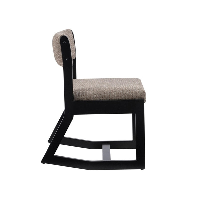 Clyde accentfauteuil van massief hout met zwarte sledebasis