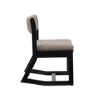 Clyde accentfauteuil van massief hout met zwarte sledebasis