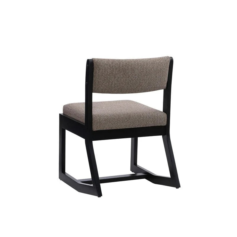 Clyde accentfauteuil van massief hout met zwarte sledebasis