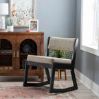 Clyde accentfauteuil van massief hout met zwarte sledebasis