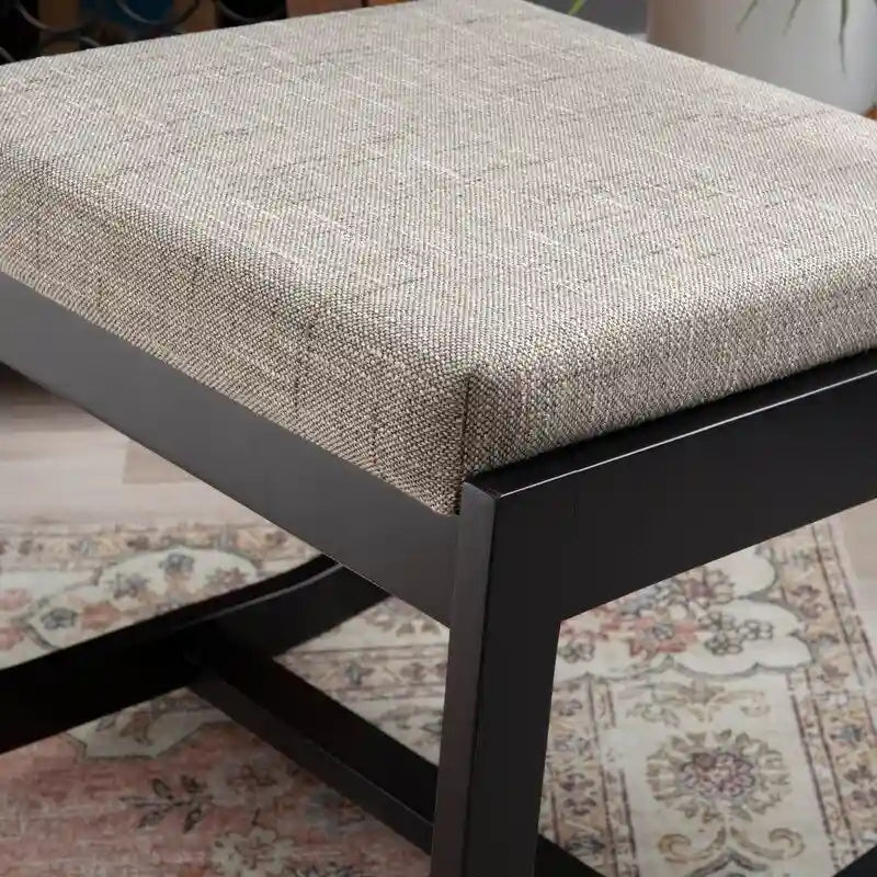 Clyde accentfauteuil van massief hout met zwarte sledebasis