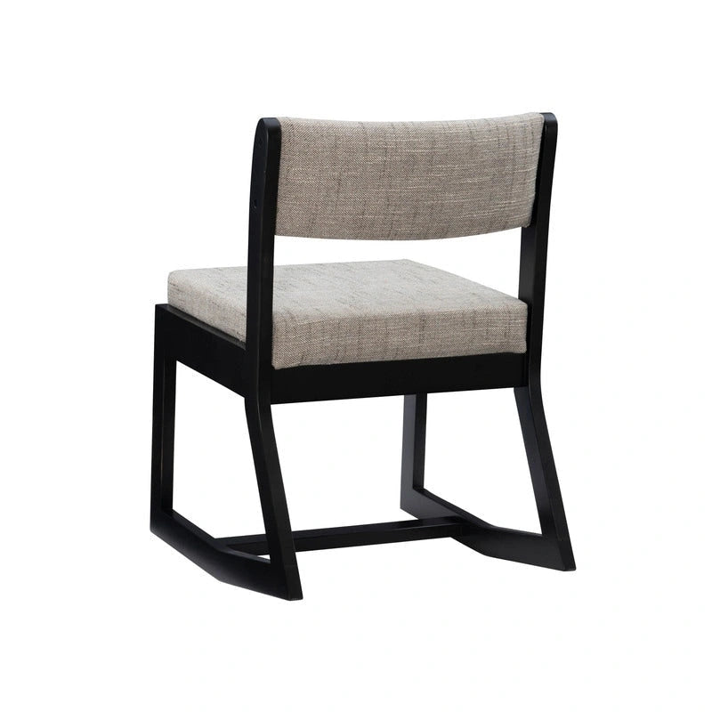 Clyde accentfauteuil van massief hout met zwarte sledebasis