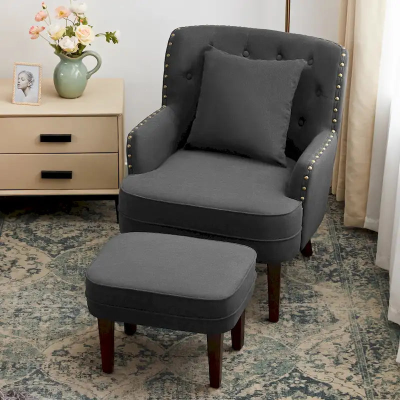 Sillón decorativo tapizado tipo club con botones capitonados, otomana y almohada