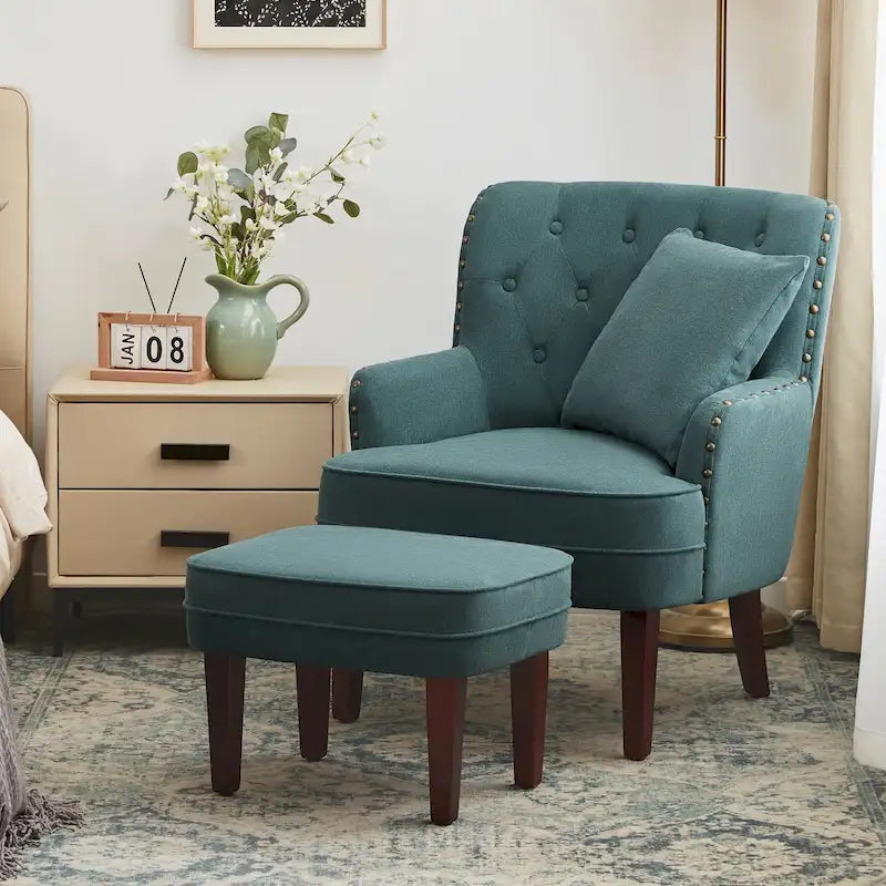 Sillón decorativo tapizado tipo club con botones capitonados, otomana y almohada