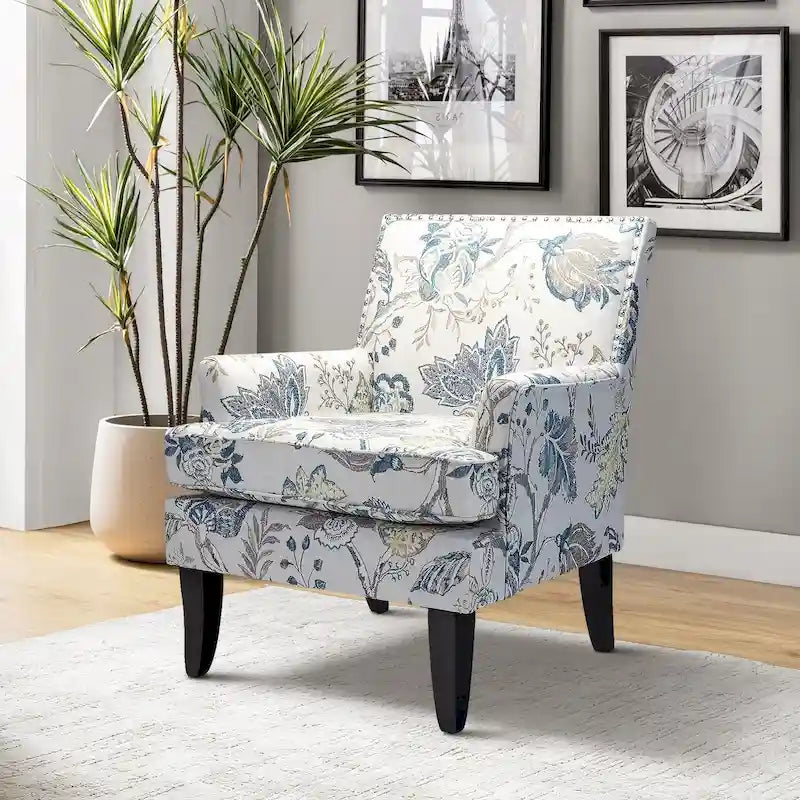 Sillón estilo campestre francés Akorda con ribete de tachuelas y patas de madera maciza de HULALA HOME