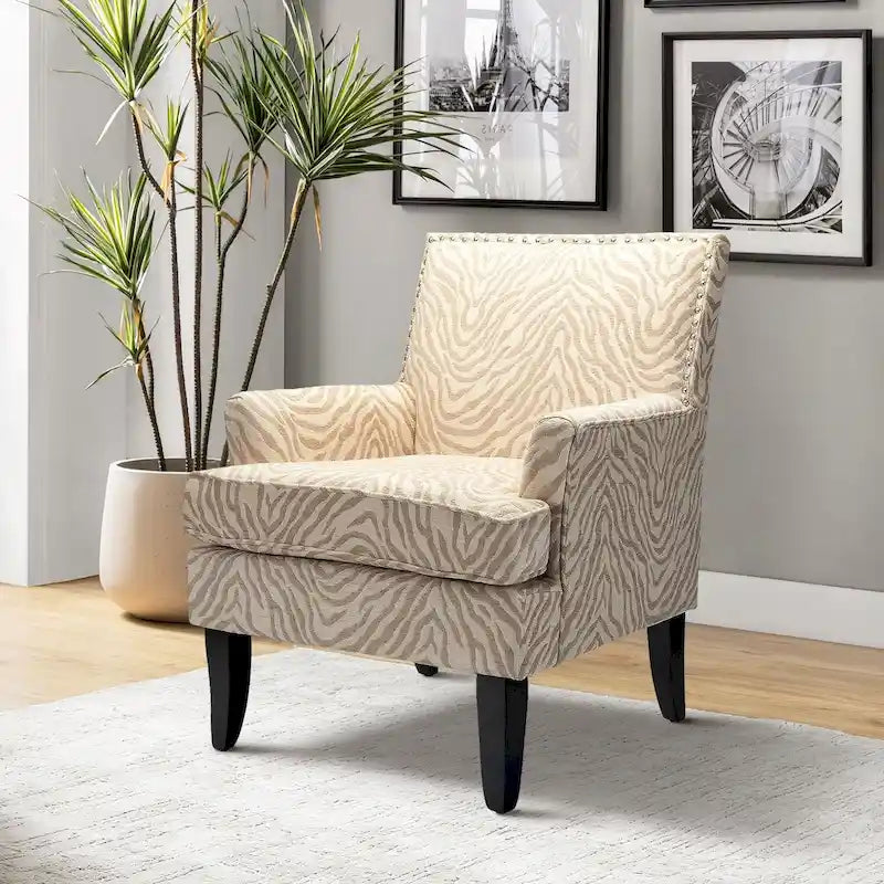 Sillón estilo campestre francés Akorda con ribete de tachuelas y patas de madera maciza de HULALA HOME