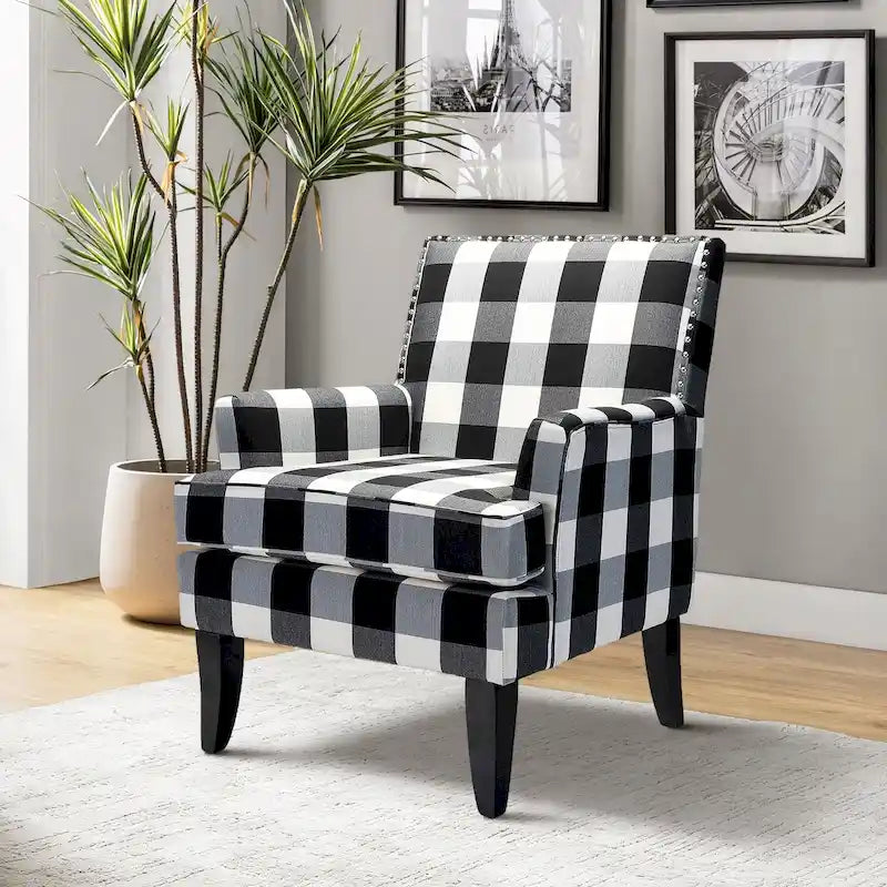 Sillón estilo campestre francés Akorda con ribete de tachuelas y patas de madera maciza de HULALA HOME