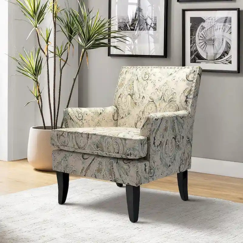 Sillón estilo campestre francés Akorda con ribete de tachuelas y patas de madera maciza de HULALA HOME