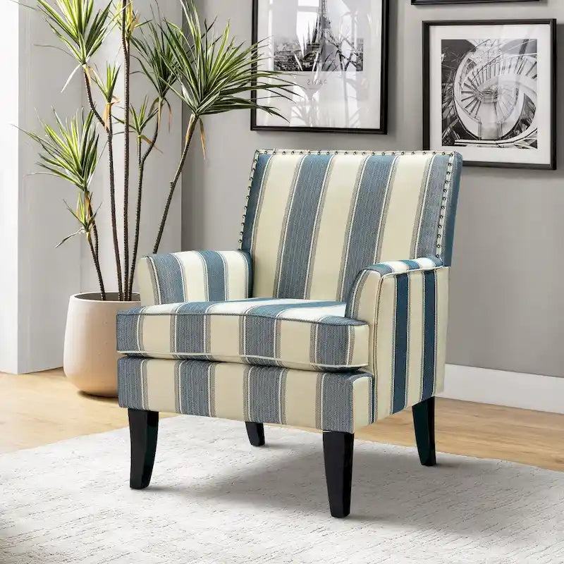 Sillón estilo campestre francés Akorda con ribete de tachuelas y patas de madera maciza de HULALA HOME