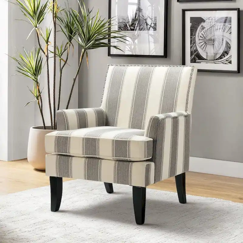 Sillón estilo campestre francés Akorda con ribete de tachuelas y patas de madera maciza de HULALA HOME