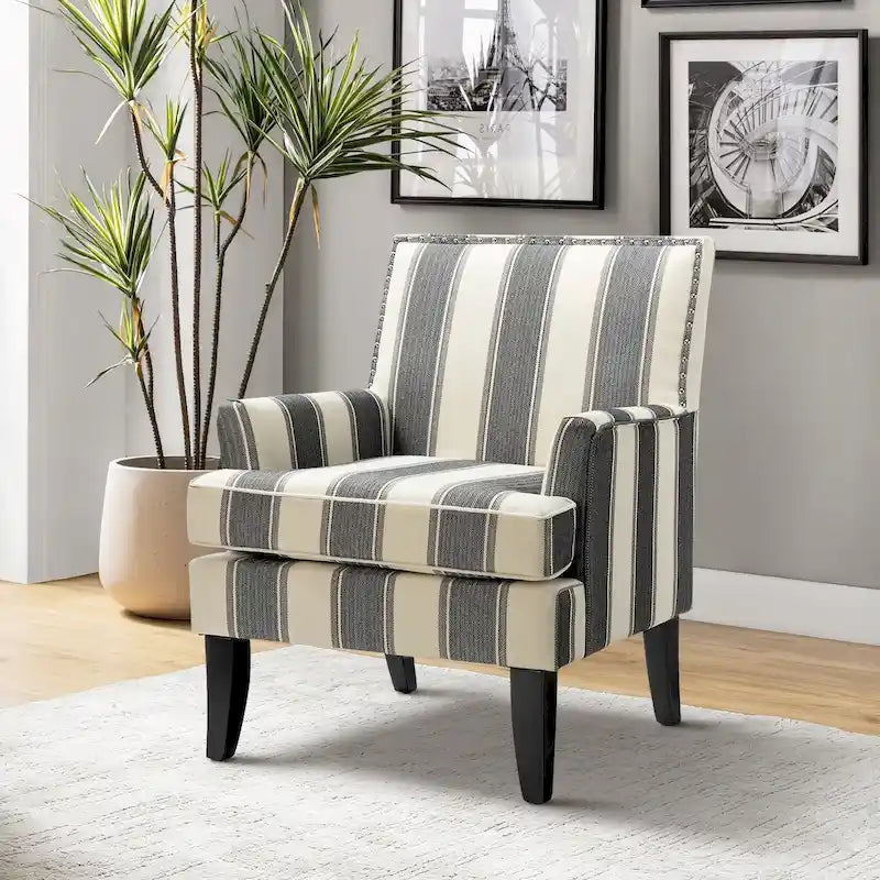 Sillón estilo campestre francés Akorda con ribete de tachuelas y patas de madera maciza de HULALA HOME