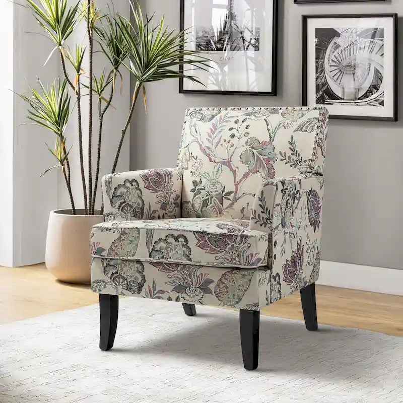 Sillón estilo campestre francés Akorda con ribete de tachuelas y patas de madera maciza de HULALA HOME