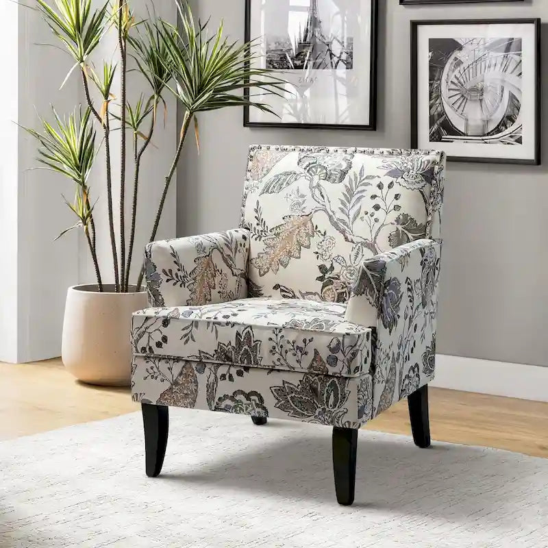 Sillón estilo campestre francés Akorda con ribete de tachuelas y patas de madera maciza de HULALA HOME