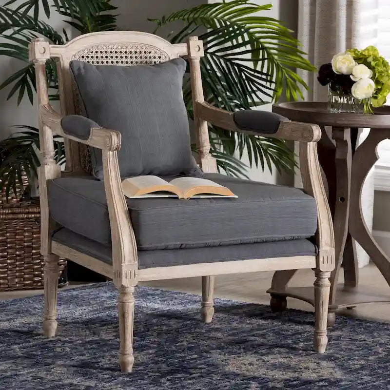 Clemence Franse provinciale fauteuil met stoffen bekleding en houten frame