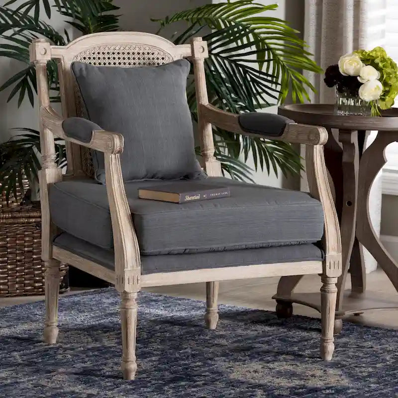 Clemence Franse provinciale fauteuil met stoffen bekleding en houten frame