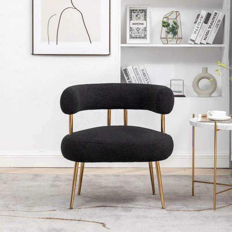 Poltrona moderna glamour d’accento SEYNAR, comoda, imbottita, con schienale aperto e gambe dorate, per toeletta
