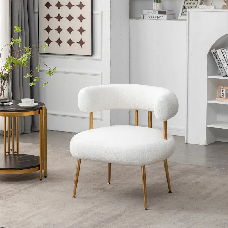 Poltrona moderna glamour d’accento SEYNAR, comoda, imbottita, con schienale aperto e gambe dorate, per toeletta