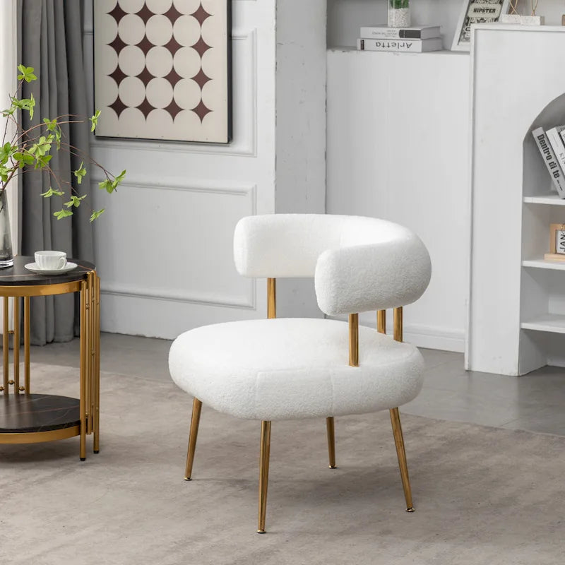 Poltrona moderna glamour d’accento SEYNAR, comoda, imbottita, con schienale aperto e gambe dorate, per toeletta